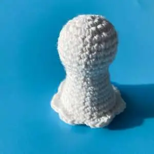 Ghost crochet pattern Halloween with ruffles no eyes