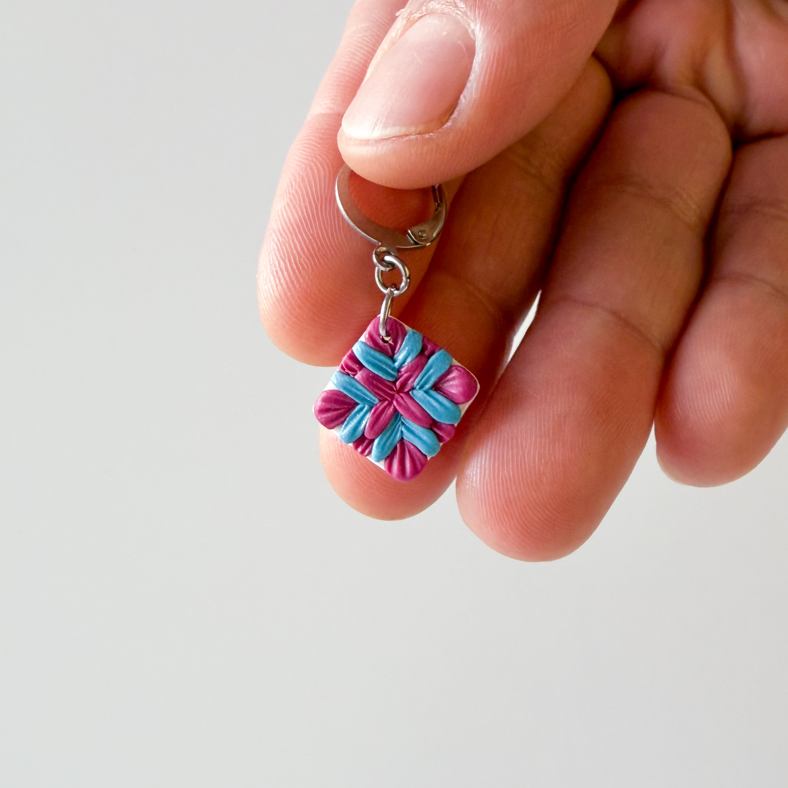 Granny square stitch marker - crochet and knitting accessory - Image 2
