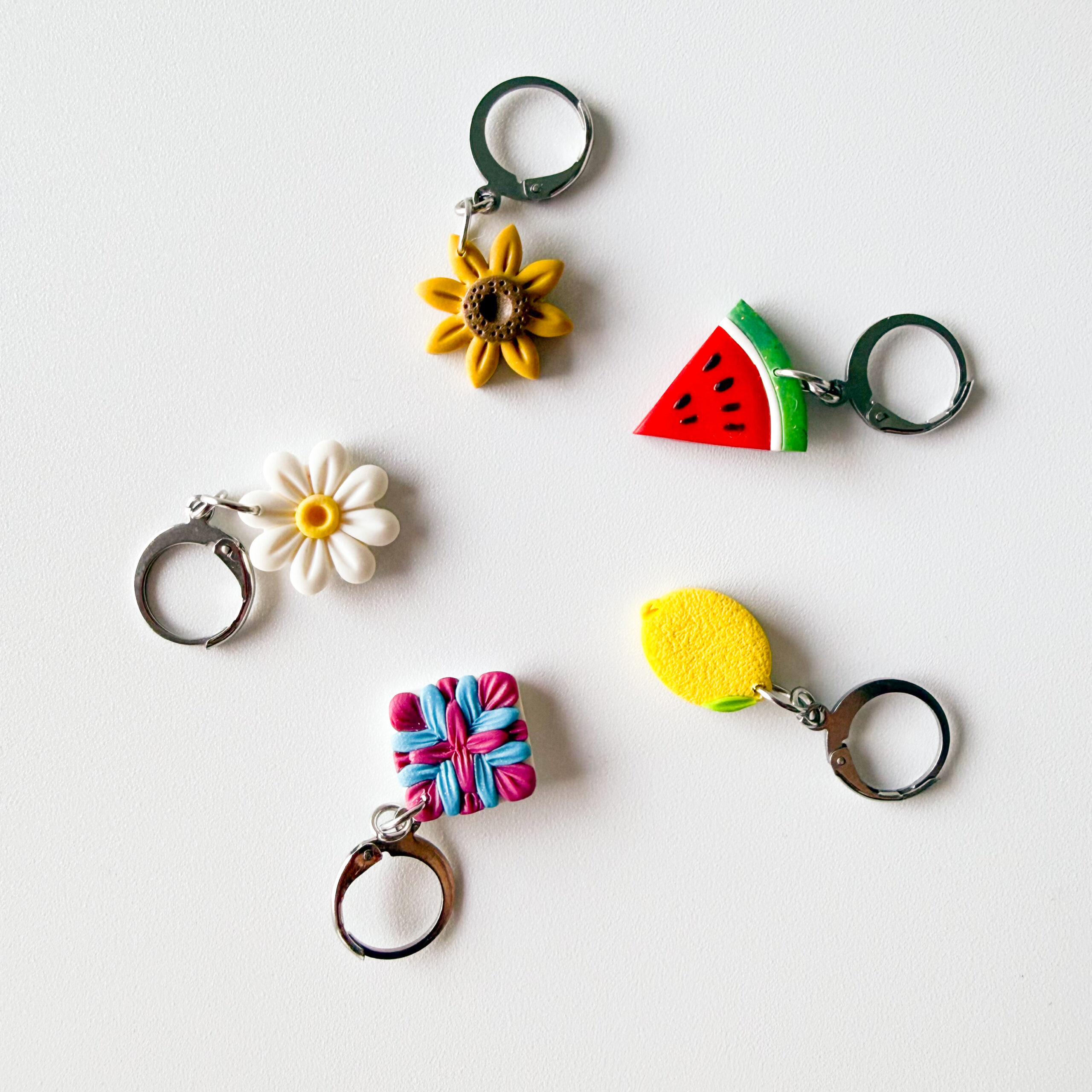 Daisy stitch marker - crochet and knitting accessory - Image 4