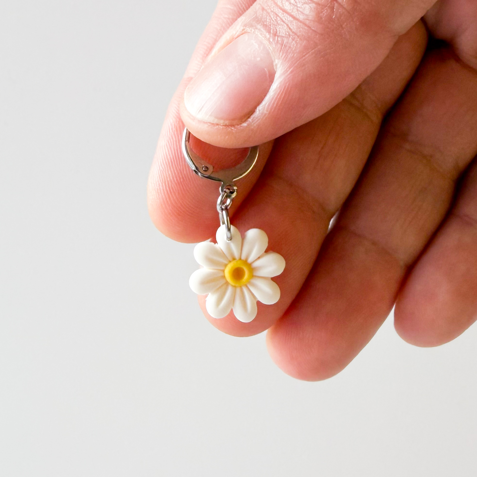 Daisy stitch marker - crochet and knitting accessory - Image 2