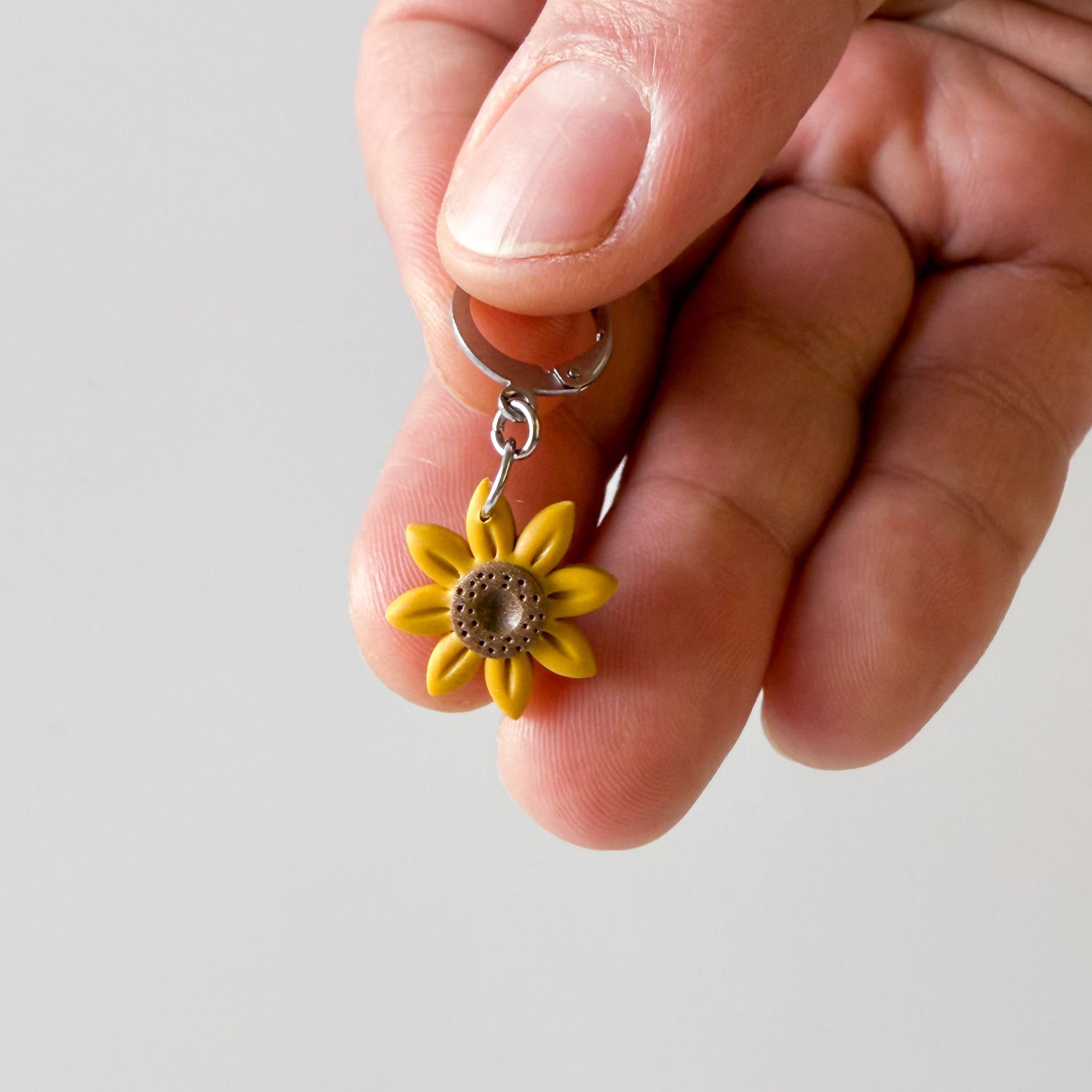 Sunflower stitch marker - crochet and knitting accessory - Image 2